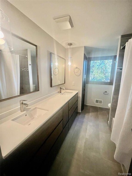 Building Photo - 5160 Orchard Crest