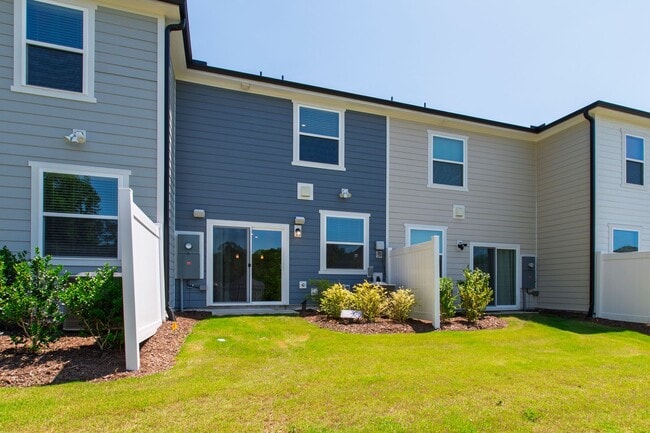 Building Photo - Modern 3-Bedroom Townhome with Luxury Fini...