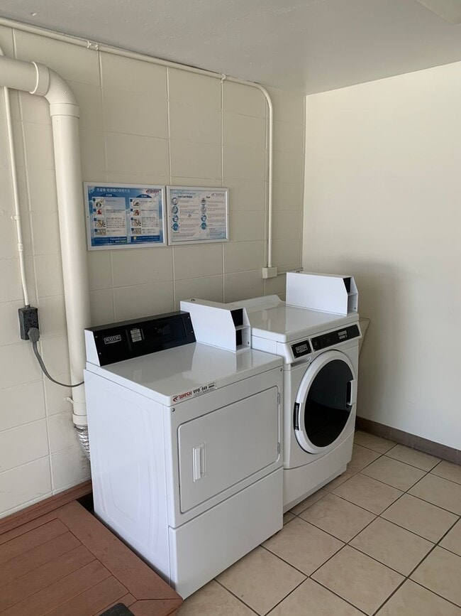 Building Photo - Fully Furnished. Updated. Waikiki (No parking)