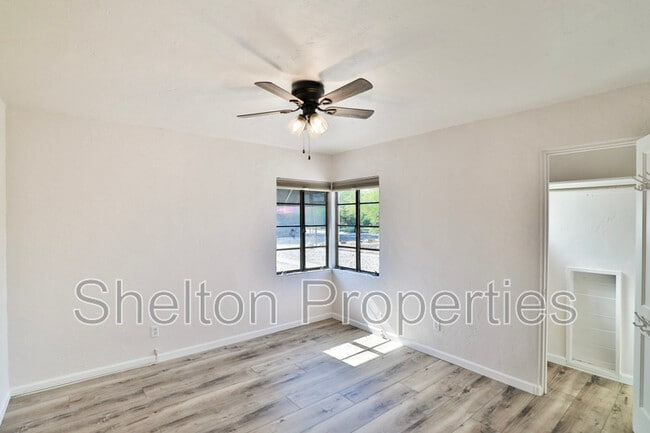 Building Photo - 1802 N Laurel Ave
