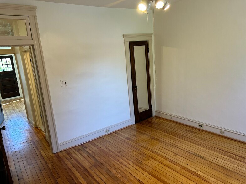 Building Photo - 103 E 32nd St