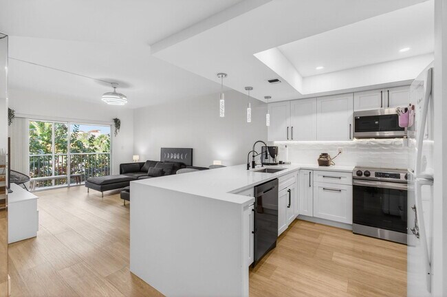 Building Photo - 50 SW 3rd Ave