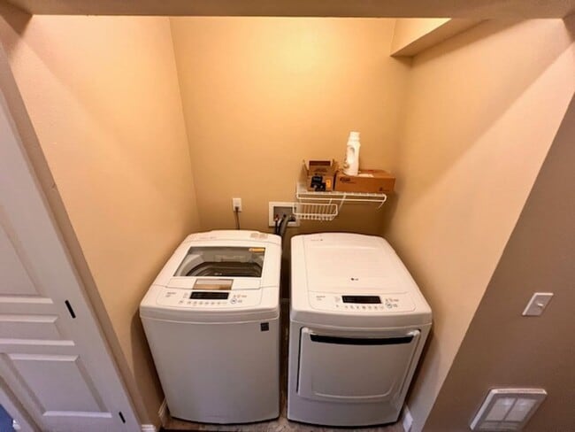 Building Photo - 2165