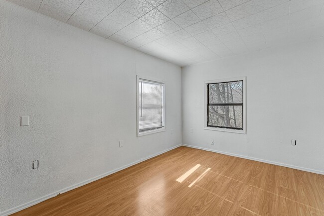 Building Photo - Lakeside Charm: Cozy 2-Bedroom Duplex in Rogers!