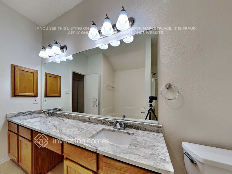 Building Photo - 2107 Camelot Dr