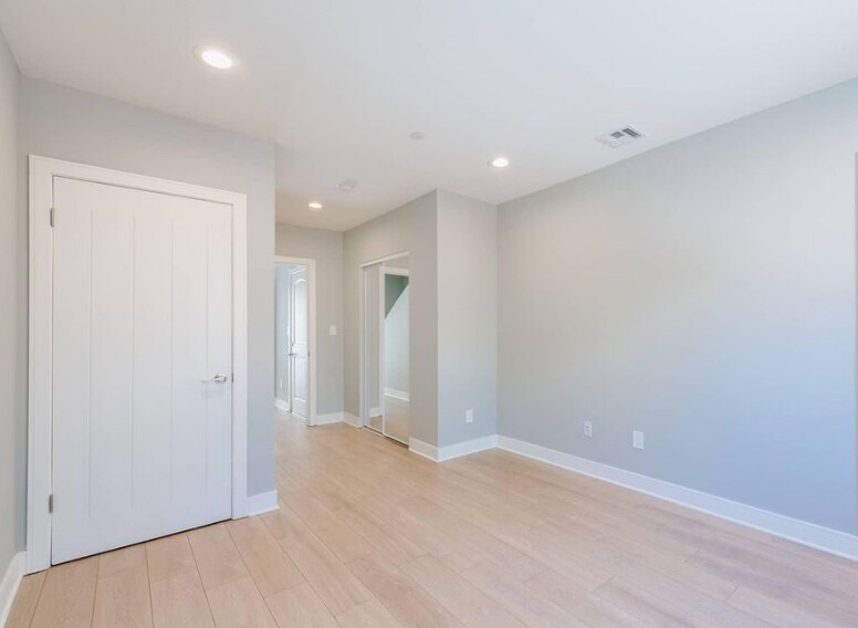 Building Photo - 429 1/2 Heliotrope Dr