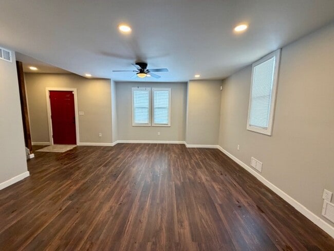 Building Photo - 5 Bedroom 1 1/2 bath house for lease. Totally updated Call 313-429-3244 KPM Detroit