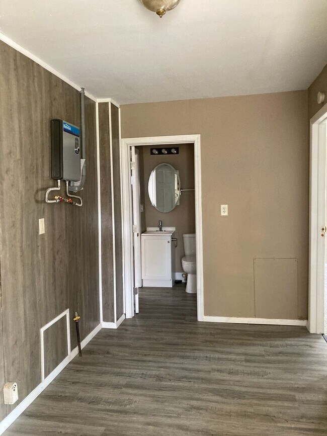 Building Photo - Newly remodeled 3 bedroom