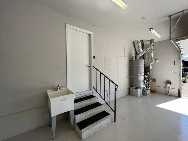Building Photo - Beautiful 3 Bed 2 Bath House in Happy Valley!! A/C, Additional Living Area, Great for Entertaining!!