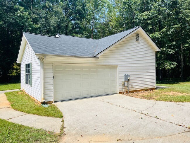Building Photo - Wow! 3 bedroom 2 bathroom in Senoia. Must ...