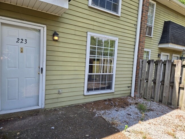 Building Photo - 1 Bedroom, 1.5 Bath Townhouse