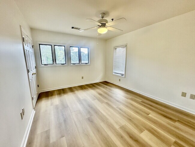 Building Photo - Beautiful Two Bedroom Townhome Located in Bluffton Village!