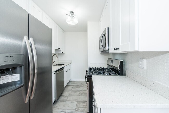 Building Photo - Spacious, Bright 1 Bed 1 Bath condo in prime location and close to Metro - All utilities included