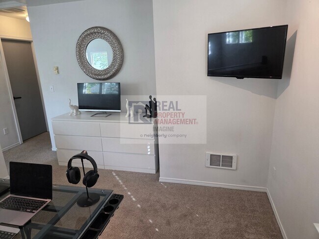 Building Photo - Check Out This Adorable 2.0 bedroom, 2.5 b...