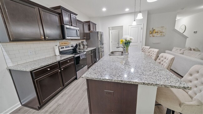 Building Photo - Stylish 3 Bedroom Home in in The Commons – Richmond Hill Living at Its Finest