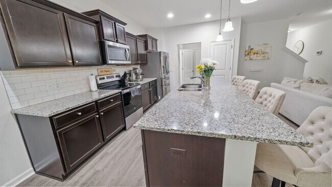 Building Photo - Stylish 3 Bedroom Townhome in The Commons – Richmond Hill Living at Its Finest