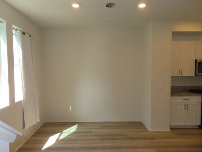 Building Photo - 40585 Melrose Dr