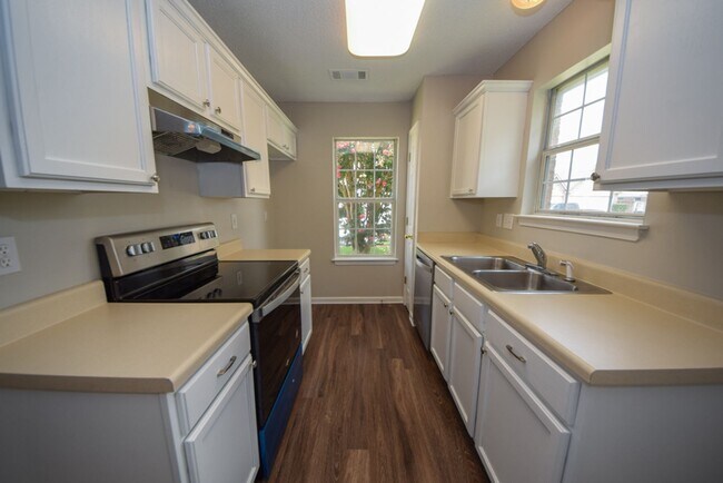 Building Photo - UPDATED and cute 2 bed 2 bath home.