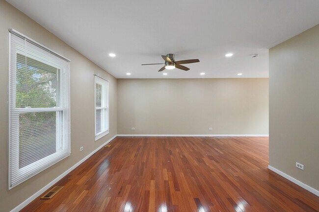 Building Photo - 1356 Larchmont Dr