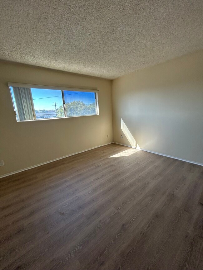 Building Photo - 548 Short St