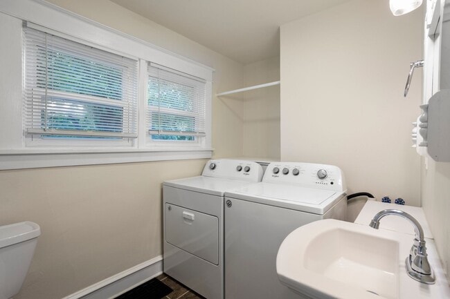 Building Photo - Two Bedroom Appleton House