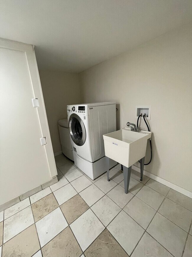 Building Photo - 1036 Seymour Ave