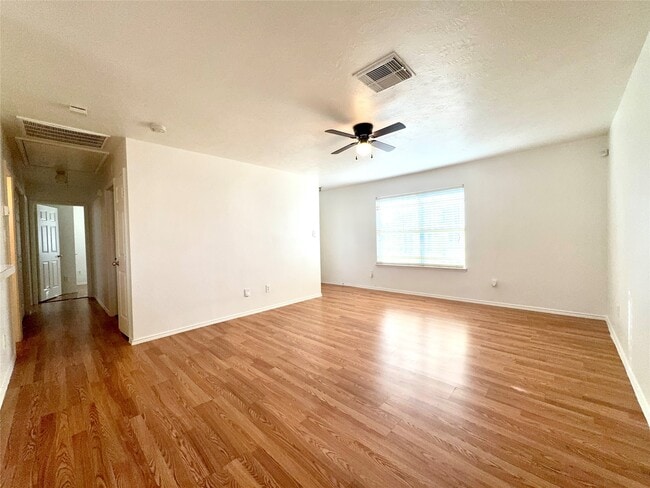 Building Photo - 8225 Gladstone St