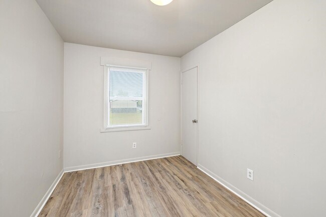 Building Photo - Newly Renovated 5 Bedroom Unit!