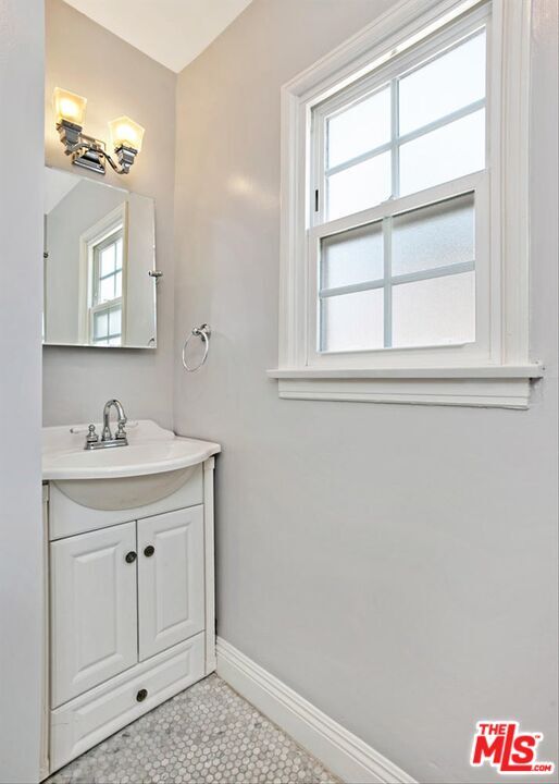 Building Photo - 4922 Hayvenhurst Ave