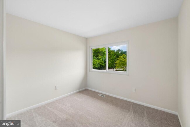 Building Photo - 290 Hilltop Ln