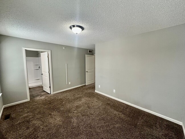 Building Photo - Gorgeous Newer-Built Townhome in Maple Grove!