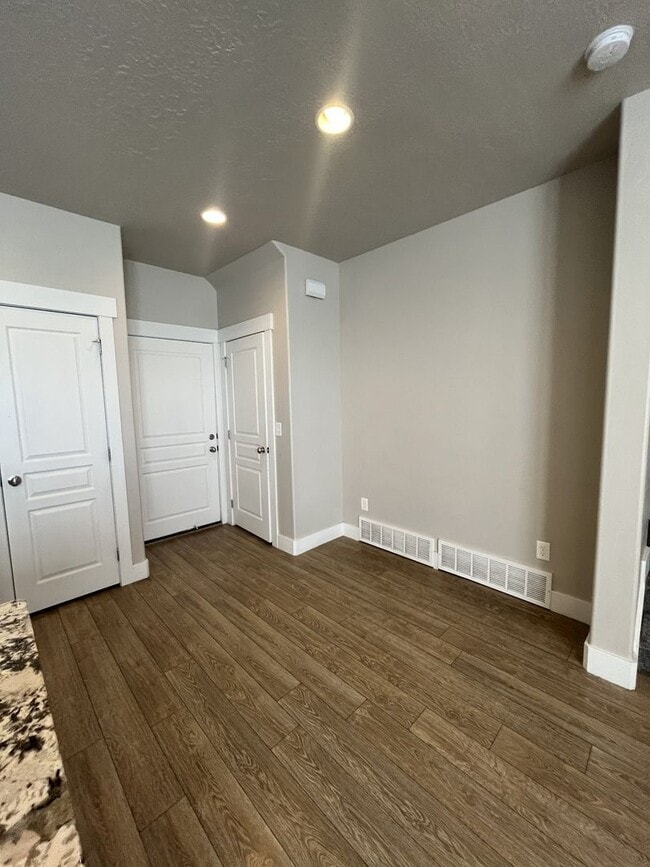 Building Photo - 1 MONTH FREE- 3 Bed, 2.5 Bath Townhome in Pleasant Grove