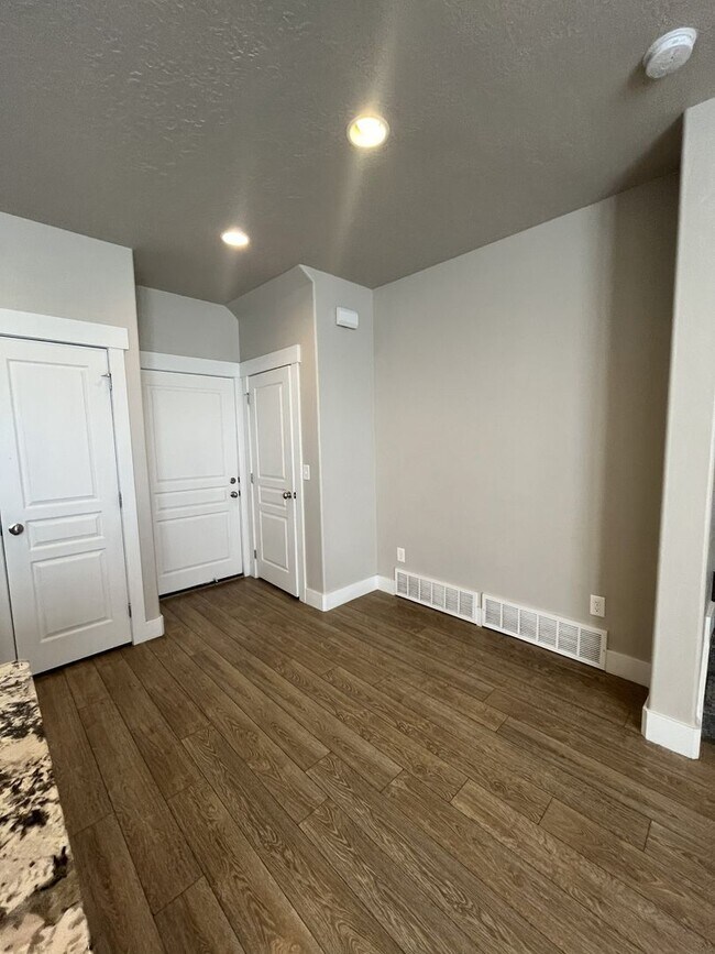 Building Photo - Mayfield - 2310