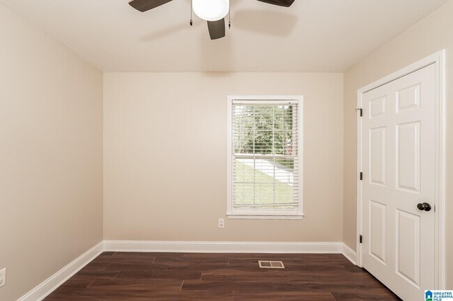 Building Photo - 305 Russet Cove Cir