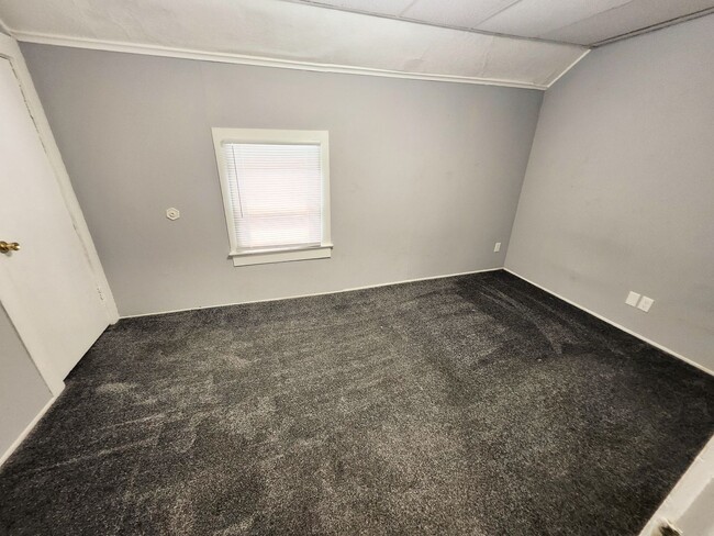 Building Photo - Rent Special - $300 off first month's rent