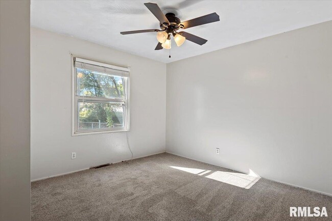 Building Photo - 400 Lexington Heights Dr