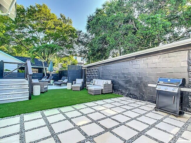 Building Photo - Fully Furnished St. Pete Pool Home Near Crescent Lake