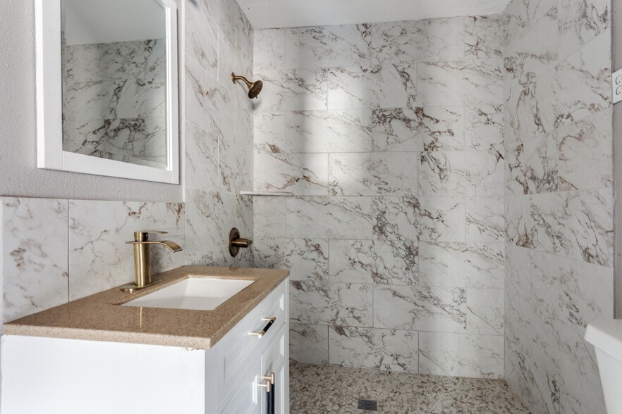 Building Photo - 1612 Woodview Dr