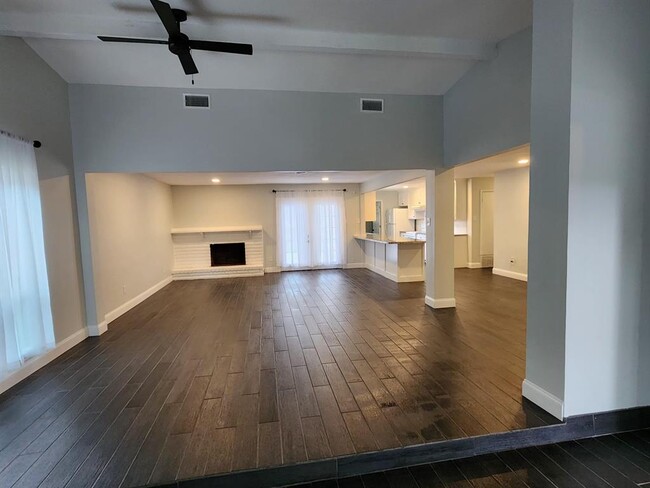 Building Photo - 2123 Quail Valley E Dr