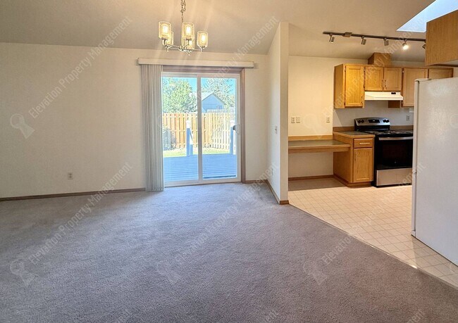 Building Photo - Single-Level Living in a Prime NE Bend Location