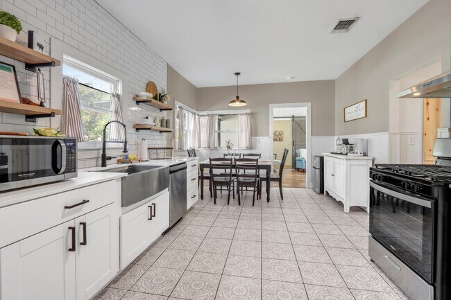 Building Photo - 569 Wright Ave