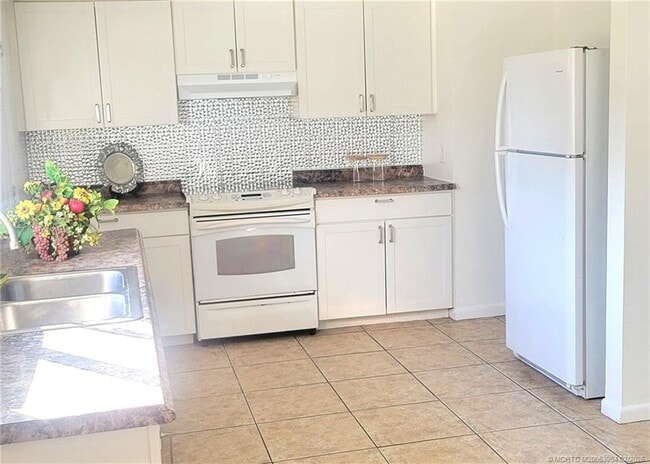 Building Photo - 350 NE Granduer Ave