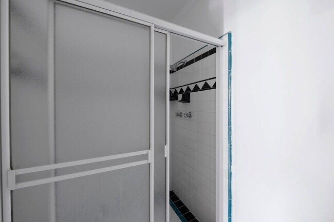 Building Photo - 1008 N Stanley Ave