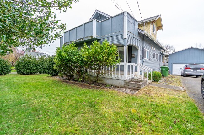 Building Photo - 3 bedroom/3 Bathroom House- In Town with Large yard