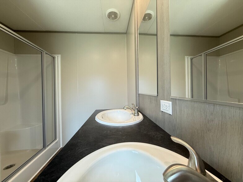 Building Photo - 210 Betty St