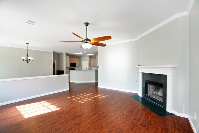 Building Photo - 1135 Disraeli Cir