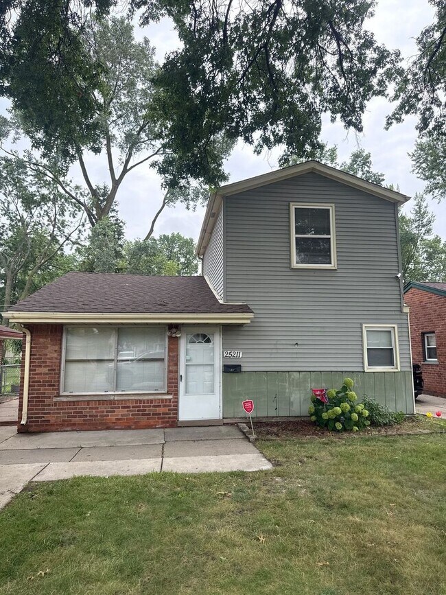 Primary Photo - 3 Bedroom Home in Dearborn