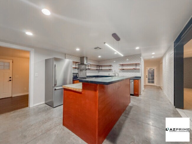 Building Photo - $1750 OFF FIRST MONTH'S RENT MOVE IN SPECI...