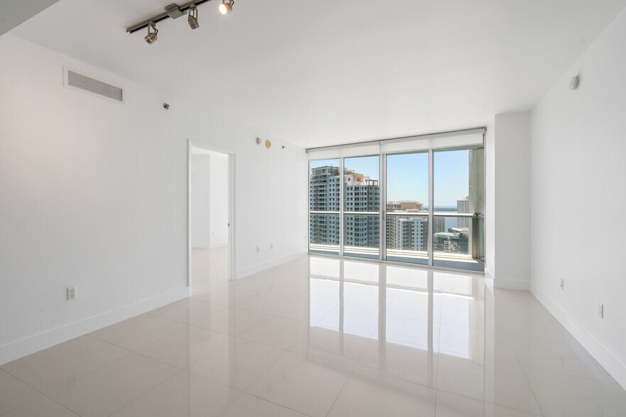 Building Photo - 475 Brickell Ave