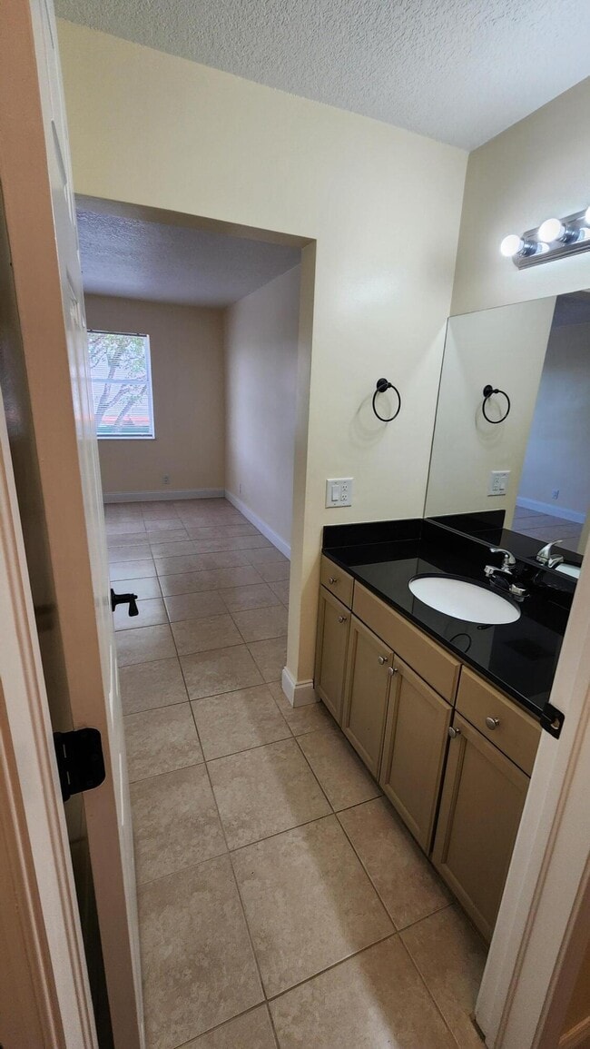 Building Photo - 105 S Riverside Dr